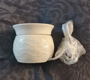 Yankee Candle Tart Wax Warmer - Ivory Pleated - 1606060 - Picture 1 of 5