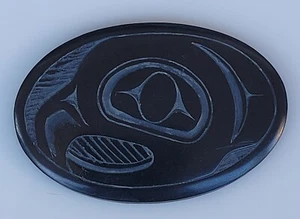 Piccola targa ovale vintage Haida Eagle intagliata a mano Argillite di Denny Dixon 1994 - Foto 1 di 5