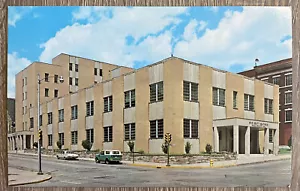 Postal de la década de 1960 Virginia Occidental Palacio de Justicia del Condado de Ohio Edificio del Ayuntamiento con ruedas - Imagen 1 de 6
