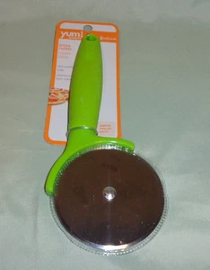 Cortador de pizza Yum Gadgets mango verde apto para lavavajillas - Imagen 1 de 3