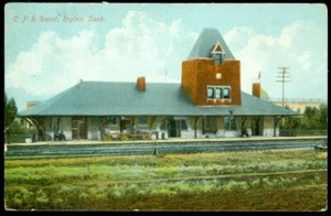 C.P. RAILWAY DEPOT - REGINA, SASK POSTCARD - Picture 1 of 1