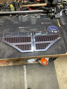 08-10 Ford F250 Lariat Driver & Passenger Fender Grill Vent Emblems OEM Red Blk - Bild 1 von 11