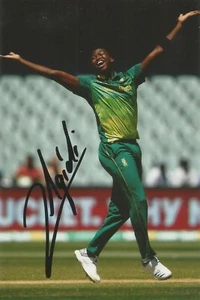 CRICKET SUDAFRICA: LUNGI NGIDI FIRMADO 6x4 FOTO DE ACCIÓN ODI + CERTIFICADO DE AUTENTICIDAD - Imagen 1 de 1