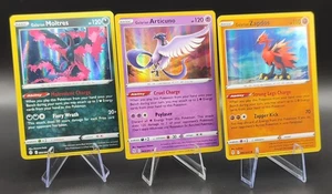 Pokémon Karten Galarian Zapdos 082, Articuno 063, Moltres 093/203 Holo Englisch - Bild 1 von 1