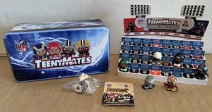 NFL TeenyMates Serie 11 Caja de Lata de Coleccionista y Exhibición de Estadio + Árbitro RARO - Imagen 1 de 7