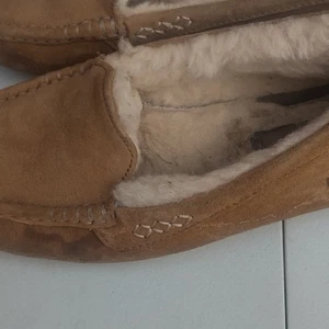 Light Tan Ugg Slippers Size 7 - Picture 1 of 6