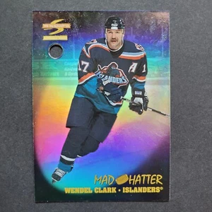 Tarjeta de lámina promocional de hockey WENDEL CLARK #8 de 15 Sombrerero Loco HolePunch 1995-96 Summit - Imagen 1 de 2