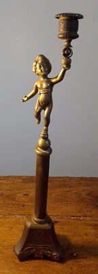 JOLI GRAND BOUGEOIR CHERUBIN EN BRONZE AU SOMMET D'UNE COLONNE - Photo 1/4