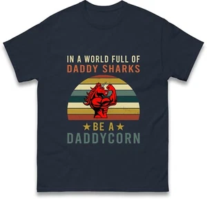 Camiseta divertida In A World Of Daddy Sharks Be A Daddycorn - Imagen 1 de 6