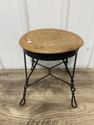 Taburete de pie de alambre trenzado de hierro forjado negro de colección asiento de roble macizo Foto 1 de 4