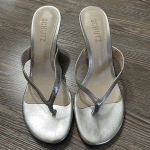 Tacones de aguja SCHUTZ plateados metálicos, talla 7B - Imagen 1 de 8