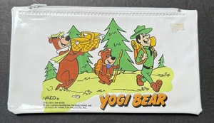 "Bolsa de lápices de vinilo vintage Jellystone Park Yogi Bear And Friends nueva 8,25"" X 5""" - Imagen 1 de 3