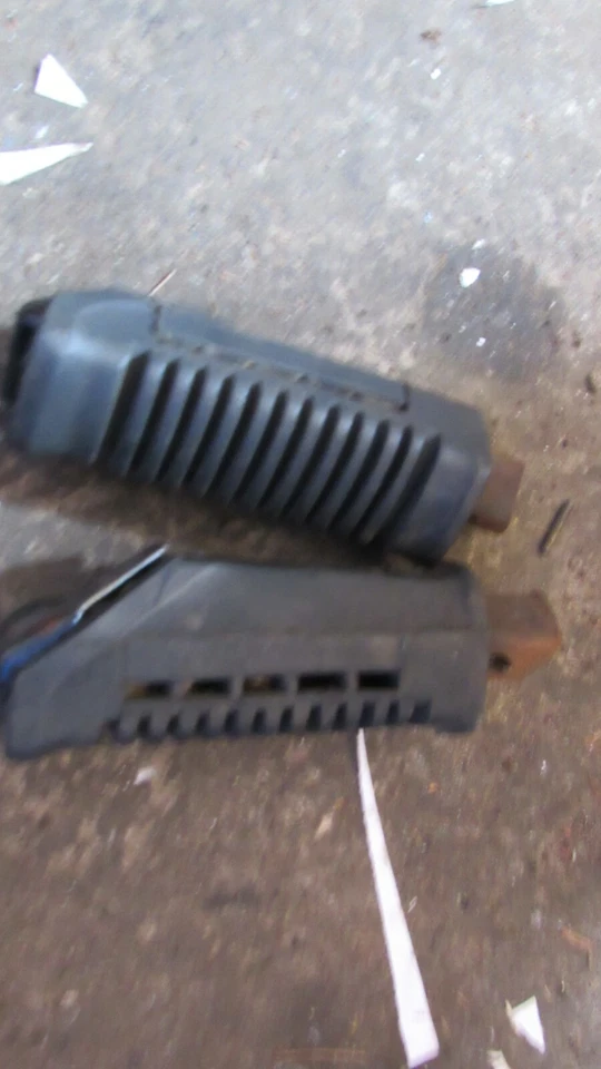 Suzuki GS500 1993 estriberas traseras izquierda derecha Foto 1 de 1