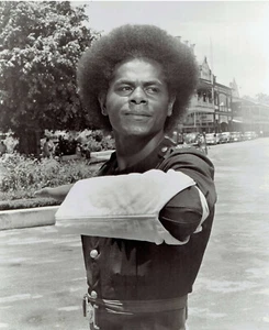 Foto original 1956 oficiales de policía de Suva Fiji patrullan las calles del centro en uniforme - Imagen 1 de 2