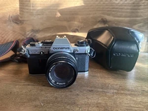 Cámara fotográfica Olympus OM10 SLR vintage funcionando con lente Zuiko 50 mm F/1,8 - Imagen 1 de 8