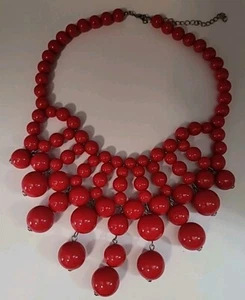 Collar babero vintage rojo cereza grueso acrílico cuentas grandes declaración joyería  - Imagen 1 de 10