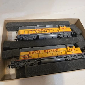 Athearn 2221 HO Union Pacific SD40-2 set locomotiva diesel fittizia GP50 motorizzata - Foto 1 di 13