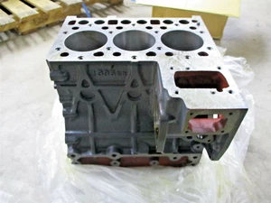 19274-01010 GENUINE OEM KUBOTA D1402 3-CYL DIESEL ENGINE CRANKCASE 19274-01011 - Picture 1 of 6