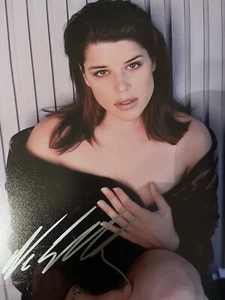 Neve Campbell / Scream Wild Things Sexy Horror Signed Autograph 8x10 Photo - Picture 1 of 2