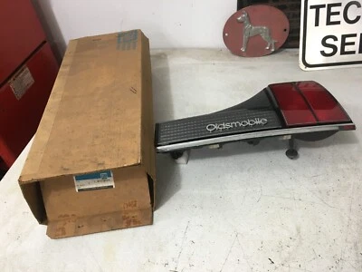 Luz trasera derecha Oldsmobile Calais GM NOS 1985 1986 con emblema 5974624 Foto 1 de 4