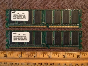 Zwei Samsung M368L3223HUS-CCC PC3200U 30331-Z 256MB DDR PC3200 CL3 - Bild 1 von 3