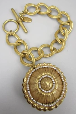 美丽的 MIRIAM HASKELL GILT BRASS BAROQUE PEARL CHARM FOB 手镯 — 第 1/4 张图片