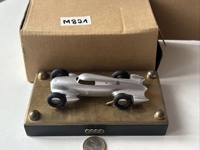 M821 Auto Union Metall Audi Bordsteinrenner beschädigt (Alter) auf Sockel - Bild 1 von 4