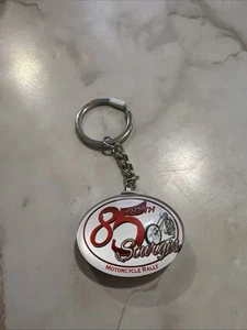 Schlüsselanhänger Sturgis 2025 85. Motorrad Rallye doppelseitig Maverick Handelsposten - Bild 1 von 2