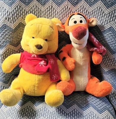Lote de peluche de 11" Winnie the Pooh and Tigger con bufandas de Navidad Foto 1 de 4