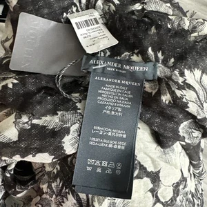 "Bufanda ALEXANDER MCQUEEN floral tejido comido suave nueva stock antiguo 52""x52""" - Imagen 1 de 5