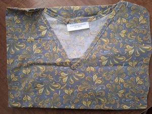 Gelbe Designs auf grau medizinisches Peeling Shirt GRÖSSE 2 XLARGE - Bild 1 von 1