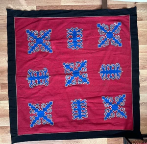 Tribus Hmong Bordado y Aplique Textil Étnico, Triángulo Dorado 39" X 39" - Imagen 1 de 3