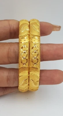Brazalete brazalete de oro 22K acabado alto corte láser para mujer 2 piezas de oro amarillo liso liso Foto 1 de 4