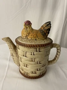Schöne handbemalte Henne auf Korb TEEKANNE mit Deckel 6 1/2 Zoll hoch - Bild 1 von 17