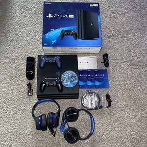 Sony PlayStation 4 PS4 Pro 1TB 4K Konsole - schwarz zwei Controller und Kopfhörer - Bild 1 von 12