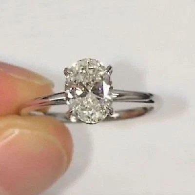 Anillo de compromiso de diamantes ovalado de 2 quilates creado en laboratorio en oro blanco de 14 quilates para mujer Foto 1 de 4