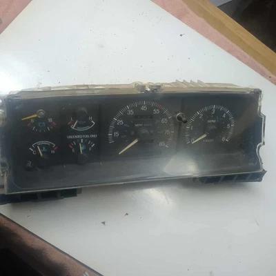 Ford F150/250 1987-91. Bronco.  Cuadro de instrumentos.  Velocímetro Foto 1 de 4