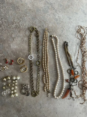 Modeschmuck Konvolut 17 Teile Perlen Strass Ketten Ohrringe - Bild 1 von 4