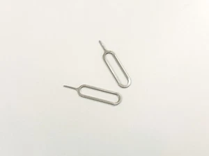 Pin's ouvre carte SIM couleur argent lot de 2 - Photo 1 sur 6