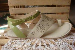 NEU IM KARTON KOOLABURRA RIVA II LASERGESCHLIFFEN ~ STEIN & LIMETTENGRÜNE LEDER-SANDALEN ~ ZEHENRING ~ 8M - Bild 1 von 9