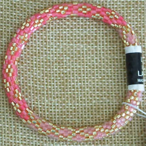 Brazalete de cuentas de ganchillo a mano LILY y LAURA ""Hecho en Nepal~ - Imagen 1 de 3
