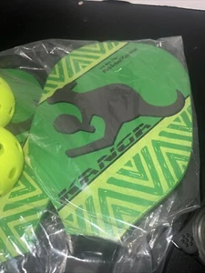 Gebrauchter Kanga Holz Pickleball mit 2 Paddeln und 4 Bällen. - Bild 1 von 4