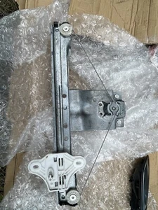 RENAULT CLIO RHD 2013 MK4 MANUELL TÜR FENSTERHEBER HINTEN RECHTS OSR 827003722R - Bild 1 von 3