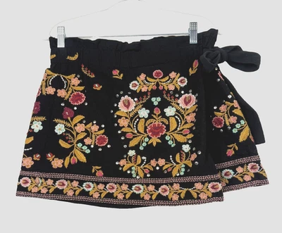 Zara Mujer Skort Mujer Pequeño Negro Bordado Floral Envolvente Corbata Cintura Boho Foto 1 de 4