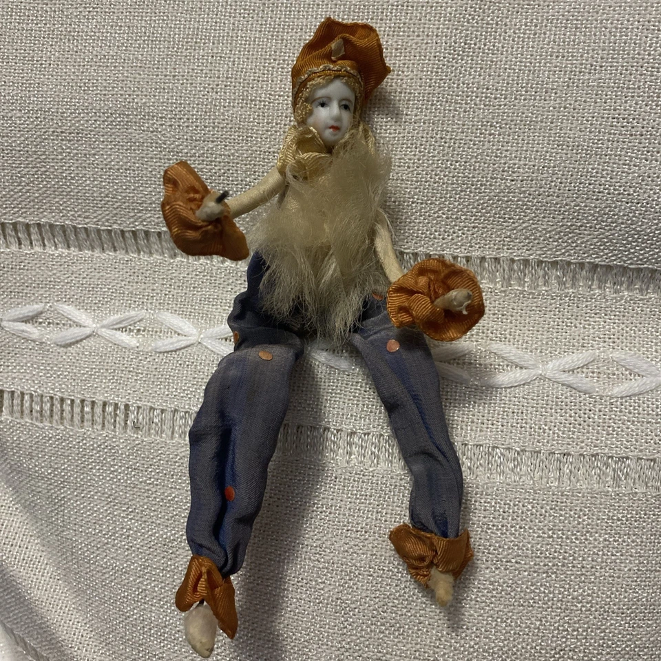 Muñeca antigua Pierrot Boudoir, cabeza de porcelana, cuerpo de tela Foto 1 de 4