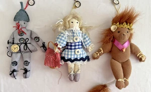 LOTE DE 3 ADORNOS DE PELUCHE VINTAGE MINIATURA MAGO DE OZ DOROTHY, LEÓN Y HOMBRE DE HOJALATA - Imagen 1 de 12