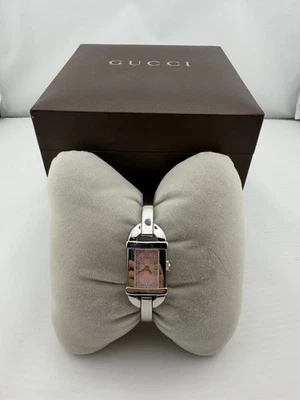 Reloj para mujer Gucci 6800L de acero inoxidable hecho en Suiza esfera rosa GG Foto 1 de 4