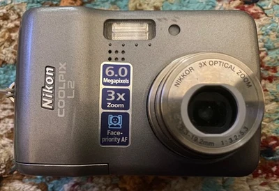 Nikon CoolPix L2 digital camera - parts - Image 1 of 3