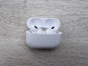 Apple AirPods Pro 2da generación con estuche de carga inalámbrica MagSafe (USB‐C)  - Imagen 1 de 22