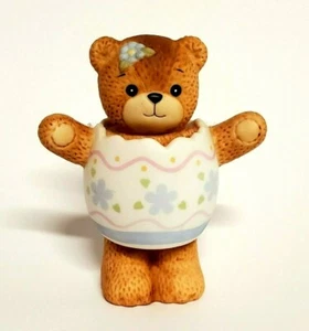 "Estatuilla de oso Lucy Rigg huevo de Pascua cáscara agrietada 1985 niña flor azul 3,25" - Imagen 1 de 5